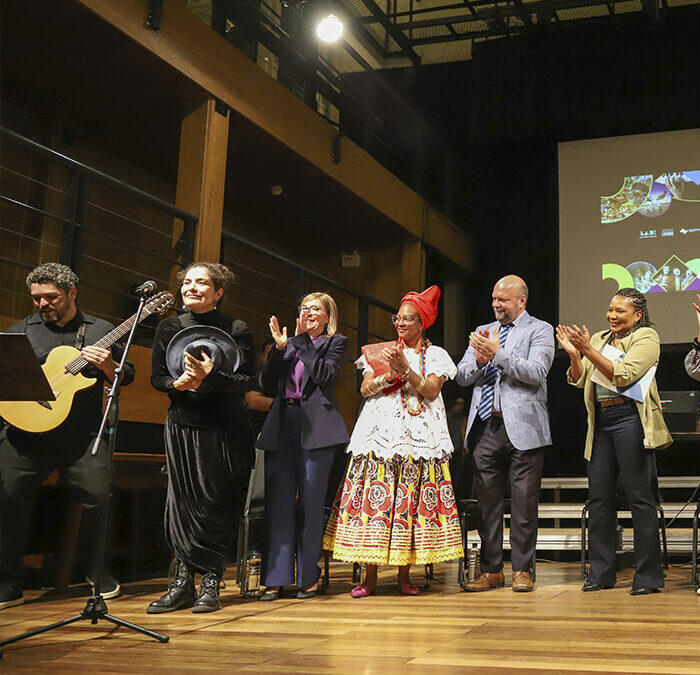 Recebida com carnaval fora de época, Margareth Menezes participou do lançamento do Comitê de Cultura do Paraná