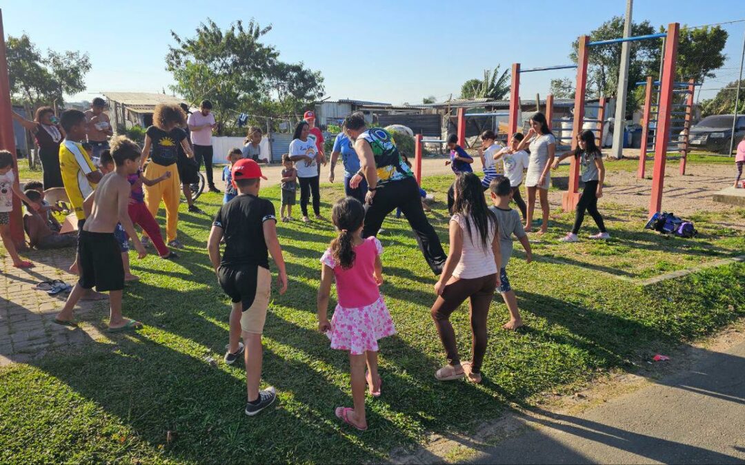 Oficina de capoeira e feitio de instrumentos musicais com reciclagem